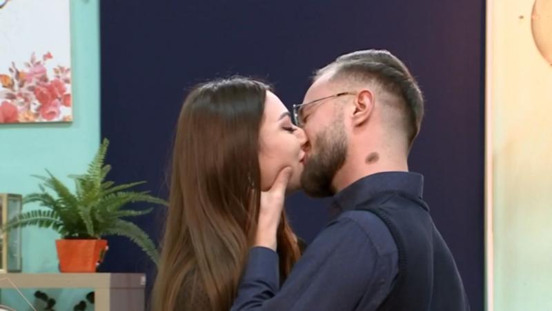 Aron și Alexandra sunt primul cuplu de la Mireasa sezon 5. Cei doi s-au sărutat în emisiunea live și s-au declarat o pereche