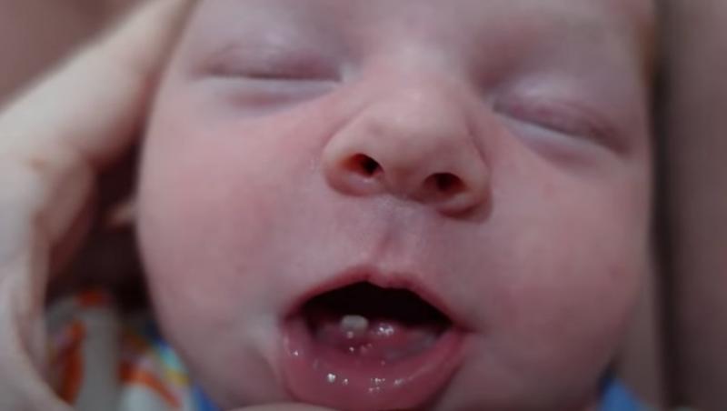 Kaylie Varney a devenit mama unei fetițe care s-a născut cu dinți. Cum arată micuța: „Este o stiuație extrem de rară”