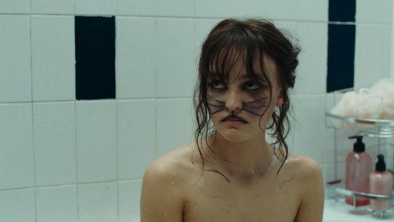 Lily-Rose Depp apare topless în cel mai recent film al ei. Ce scene îndrăznețe a filmat la 22 ani