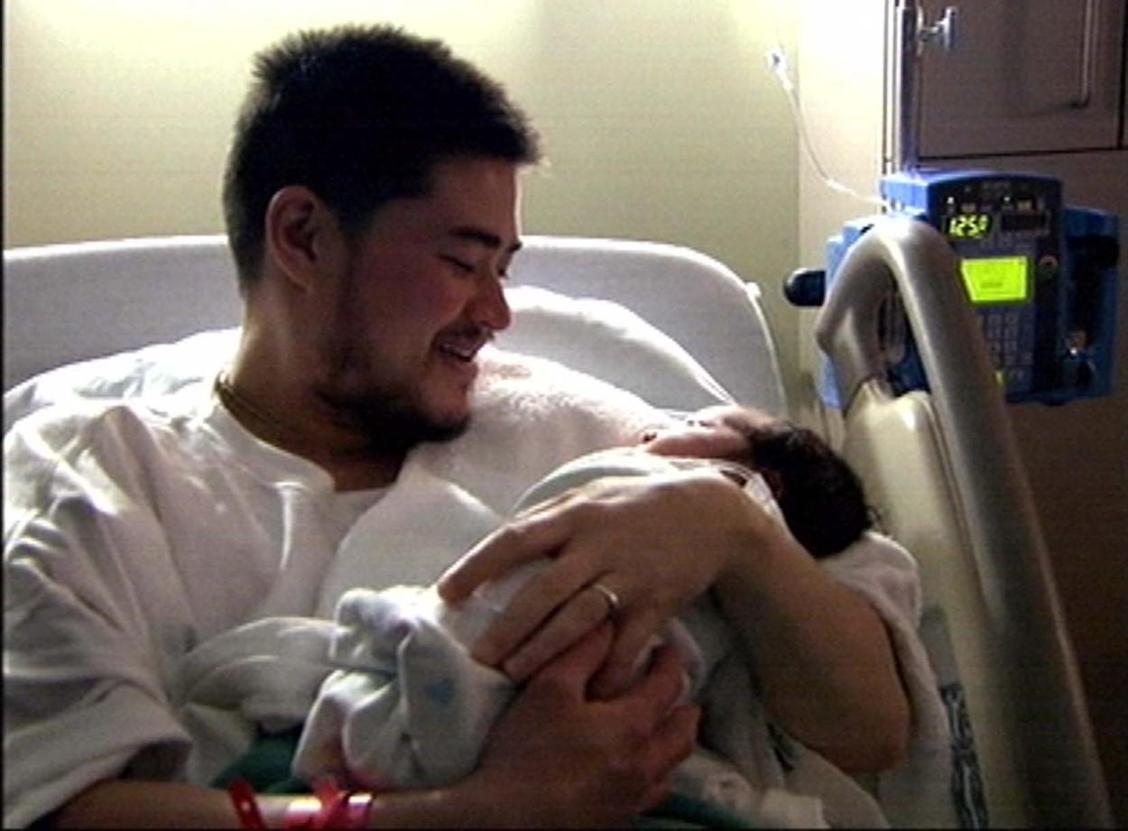 Thomas Beatie, la spital, cu bebelușul în brațe
