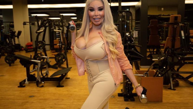 Jessica Alves vrea să fie sexy și când face sport. Poartă bustieră de tip corset și ridică fără probleme gantere și haltere grele