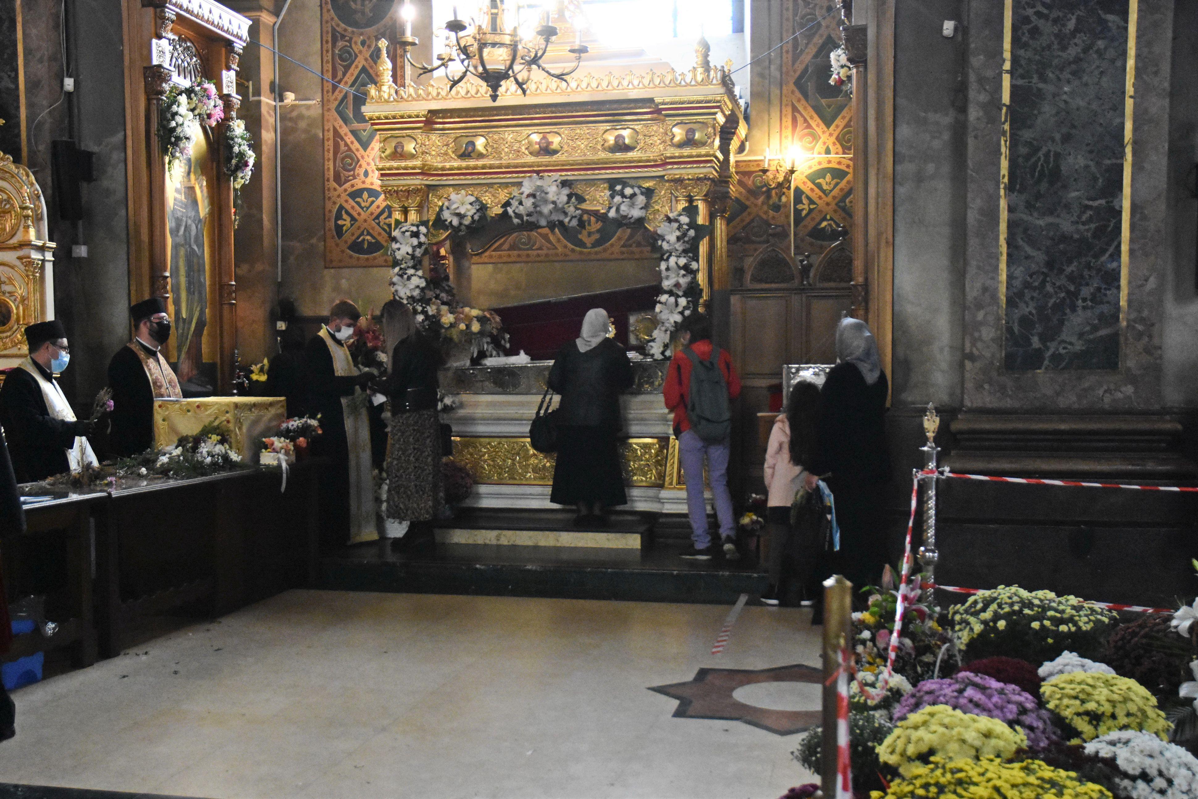 colaj de fotografii cu icoana sfintei parascheva, oameni care pupa racla sfintei si respecta traditii pe 14 octombrie