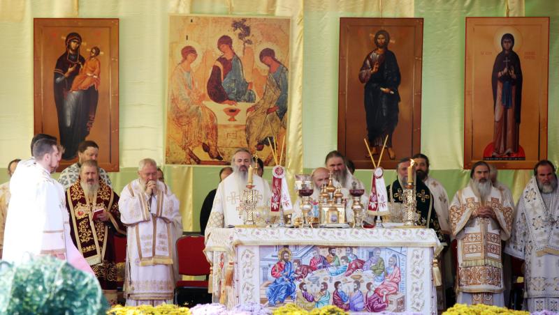 Imagini cu racla Sfintei Cuvioase Parascheva de la Iași. Oamenii s-au adunat și pupă mâinile acoperite de veșmânt
