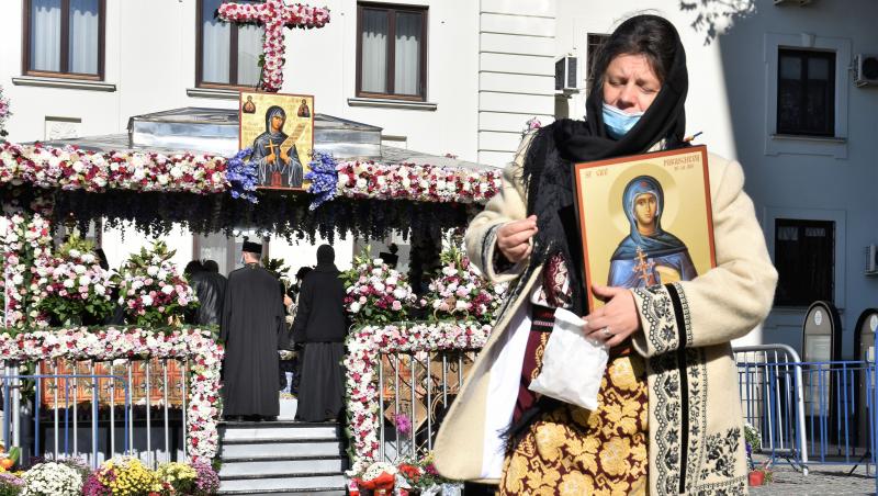 Imagini cu racla Sfintei Cuvioase Parascheva de la Iași. Oamenii s-au adunat și pupă mâinile acoperite de veșmânt