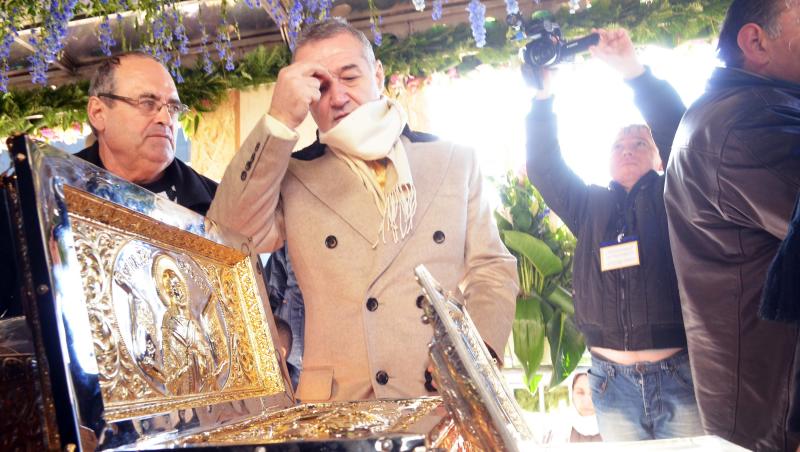 Gigi Becali a fost surprins în timp ce împărțea bani pelerinilor la Sfânta Parascheva: “Dacă ești în adevăr atragi oamenii”