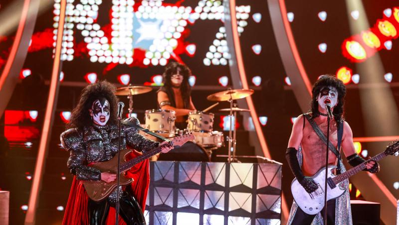 În ciuda problemelor de sănătate, Eliza și Cosmin Natanticu au făcut un adevărat concert rock pe scena de la Te cunosc de undeva! costumați în Kiss.