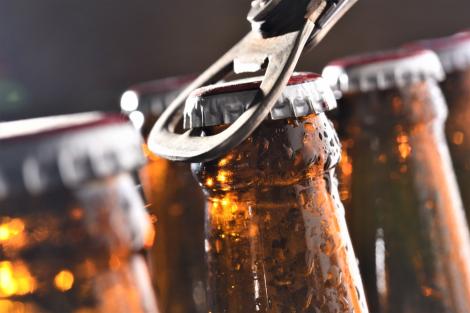 De ce sucurile sau berea la sticlă au gust mai bun față de cele în recipiente de plastic. Explicația pe care nu mulți o știu