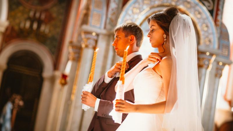 miri la nunta, in biserica, alaturi de preot