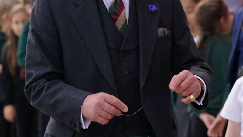 Regele Charles poartă mereu același inel pe degetul mic. Care e motivul mai puțin cunoscut din spatele alegerii sale