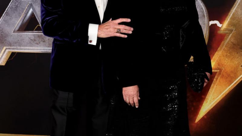 Pierce Brosnan nu și-a putut dezlipi mâinile de pe soția sa. În ce ipostaze au fost surprinși la premiera filmului „Black Adam”