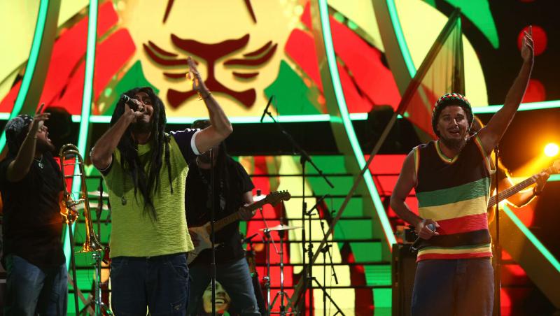 Connect-R și Shift au pus în scenă un adevărat concert live. Concurenții au cântat alături de trupă celebra piesă a lui Bob Marley și au făcut show cu transformarea lor.