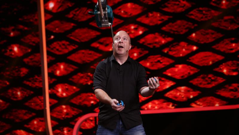 Ian Stewart a arătat în ediția din 9 octombrie 2022 de la iUmor ce jonglerii poate face cu motoferăstrăul