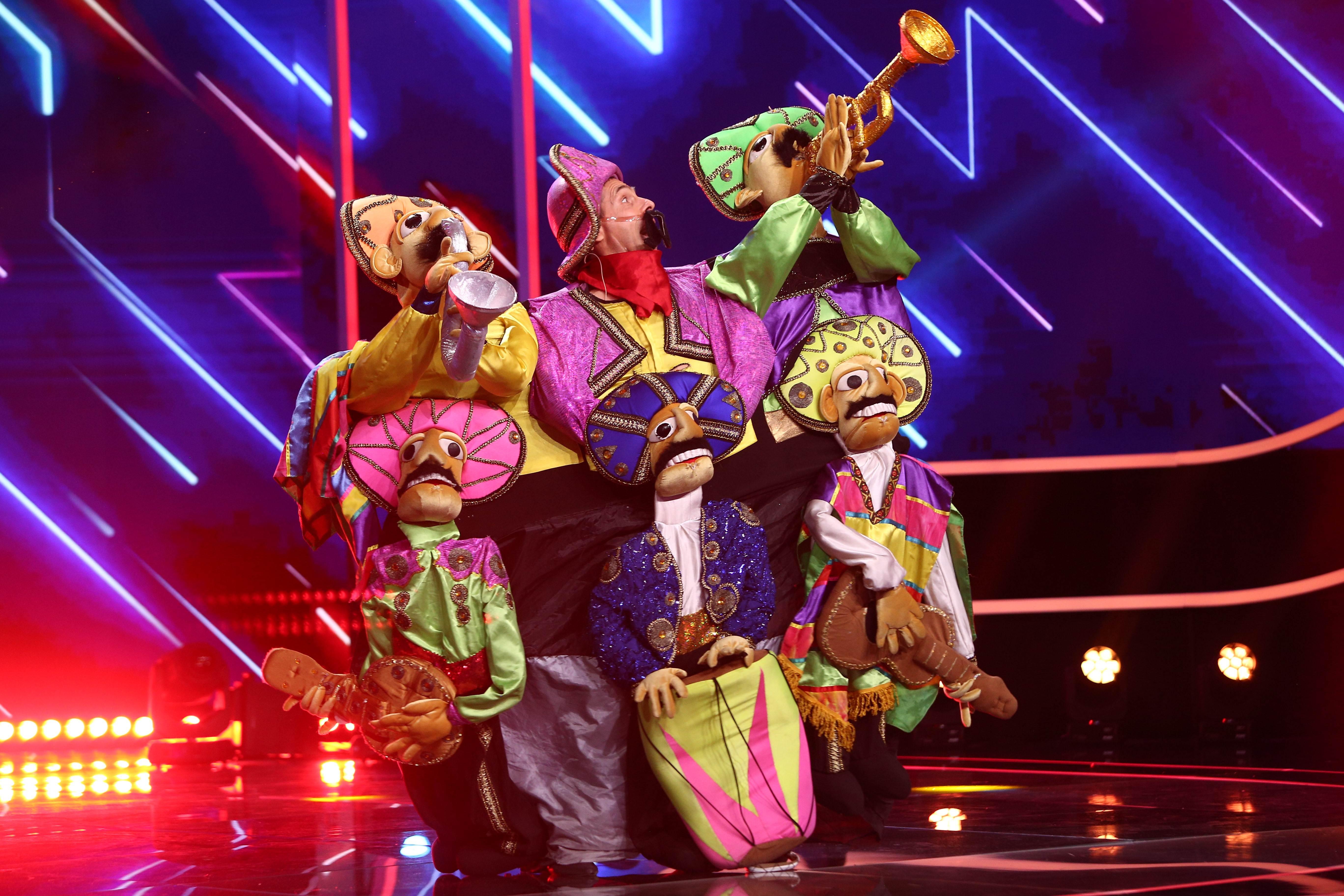 akex ostrovschi cu 6 marionete pe scena dela iumor 2022