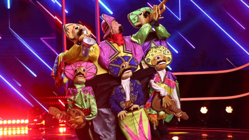 akex ostrovschi cu 6 marionete pe scena dela iumor 2022