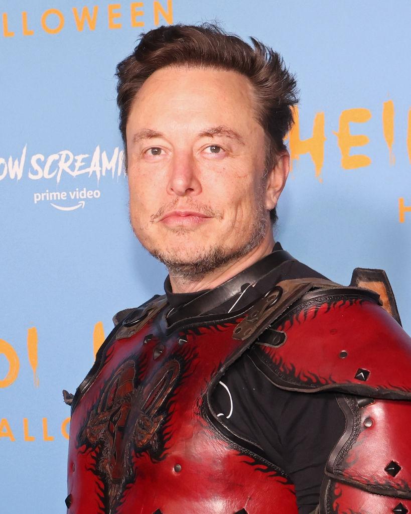 elon musk in costum rosu la petrecerea de halloween