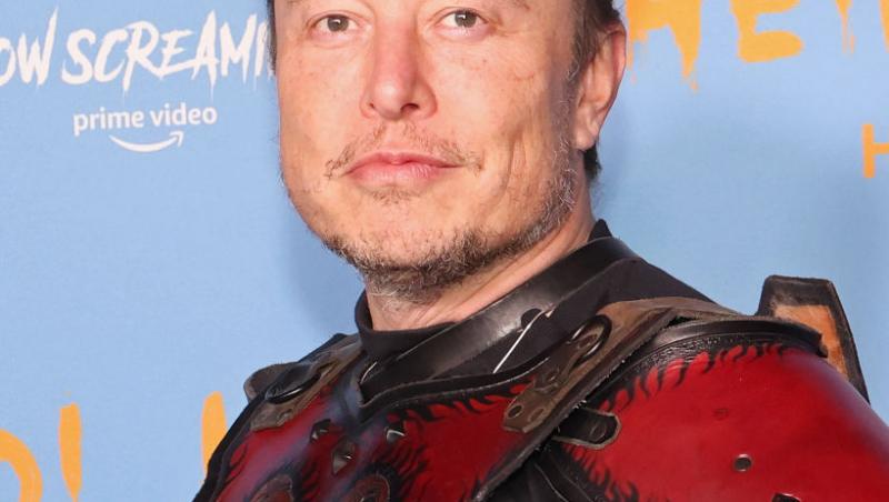 Așa a petrecut Elon Musk Halloweenul! Alături de mama sa, la o petrecere exclusivistă organizată de supermodelul Heidi Klum. Șeful Twitter a postat imagini alături de Maye Musk.