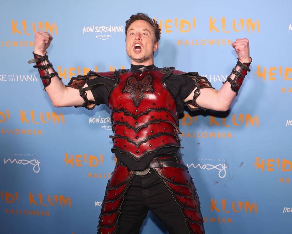 elon musk in costum rosu la petrecerea de halloween