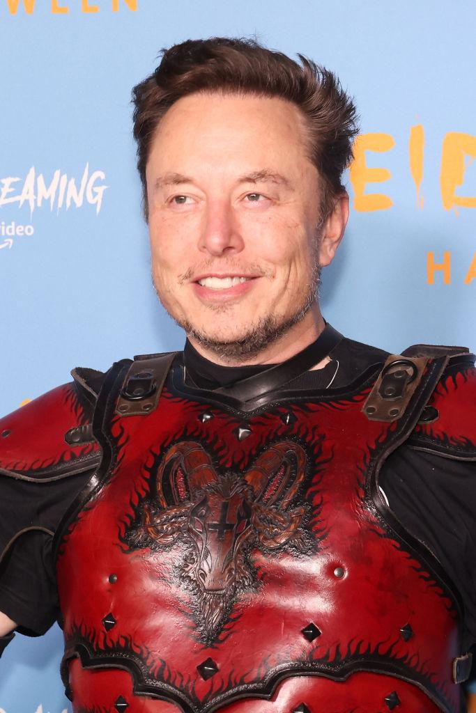 elon musk in costum rosu la petrecerea de halloween