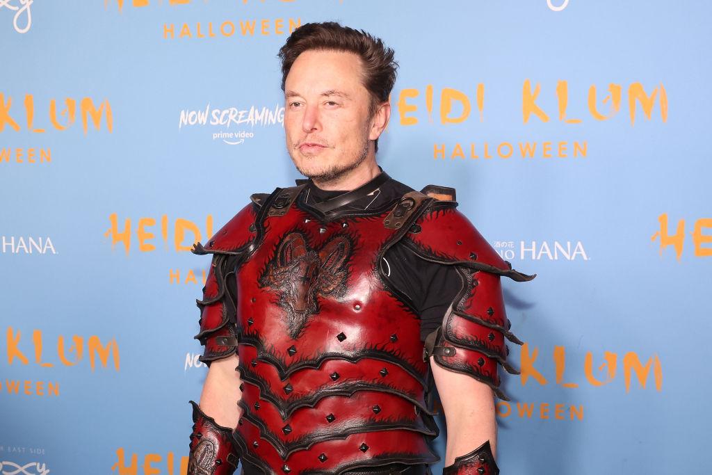 elon musk in costum rosu la petrecerea de halloween