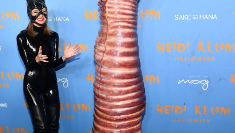 Heidi Klum s-a îmbrăcat în vierme la propria petrecere de Halloween. Nimeni nu se aștepta la ce a urmat când și-a dat costumul jos