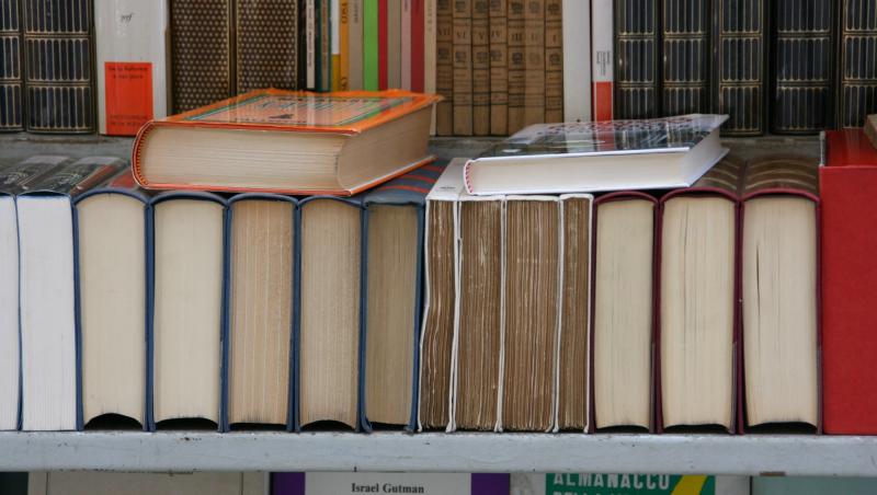 Un bărbat a înapoiat o carte împrumutată de la bibliotecă după 84 de ani și a plătit penalităție. La ce sumă s-a ajuns