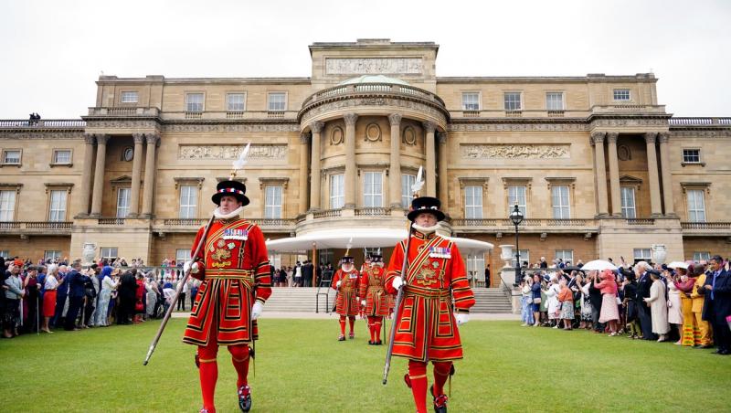 Ce salariu primește un anagajat la Palatul Buckingham. Regele Charles al III-lea caută personal pentru reședina sa