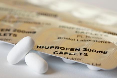 Avertisment pentru oricine ia ibuprofen după ureche. Care este efectul secundar, mai ales în cazul unei anumite afecțiuni