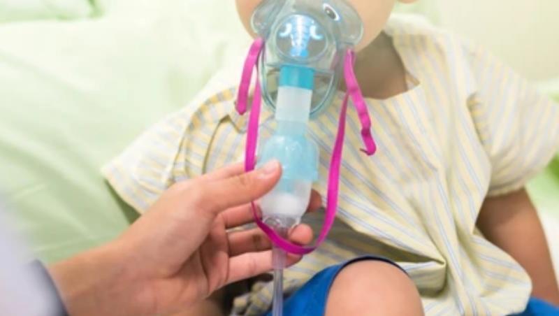 imagine cu copil pus la oxigen care are viroza respiratorie