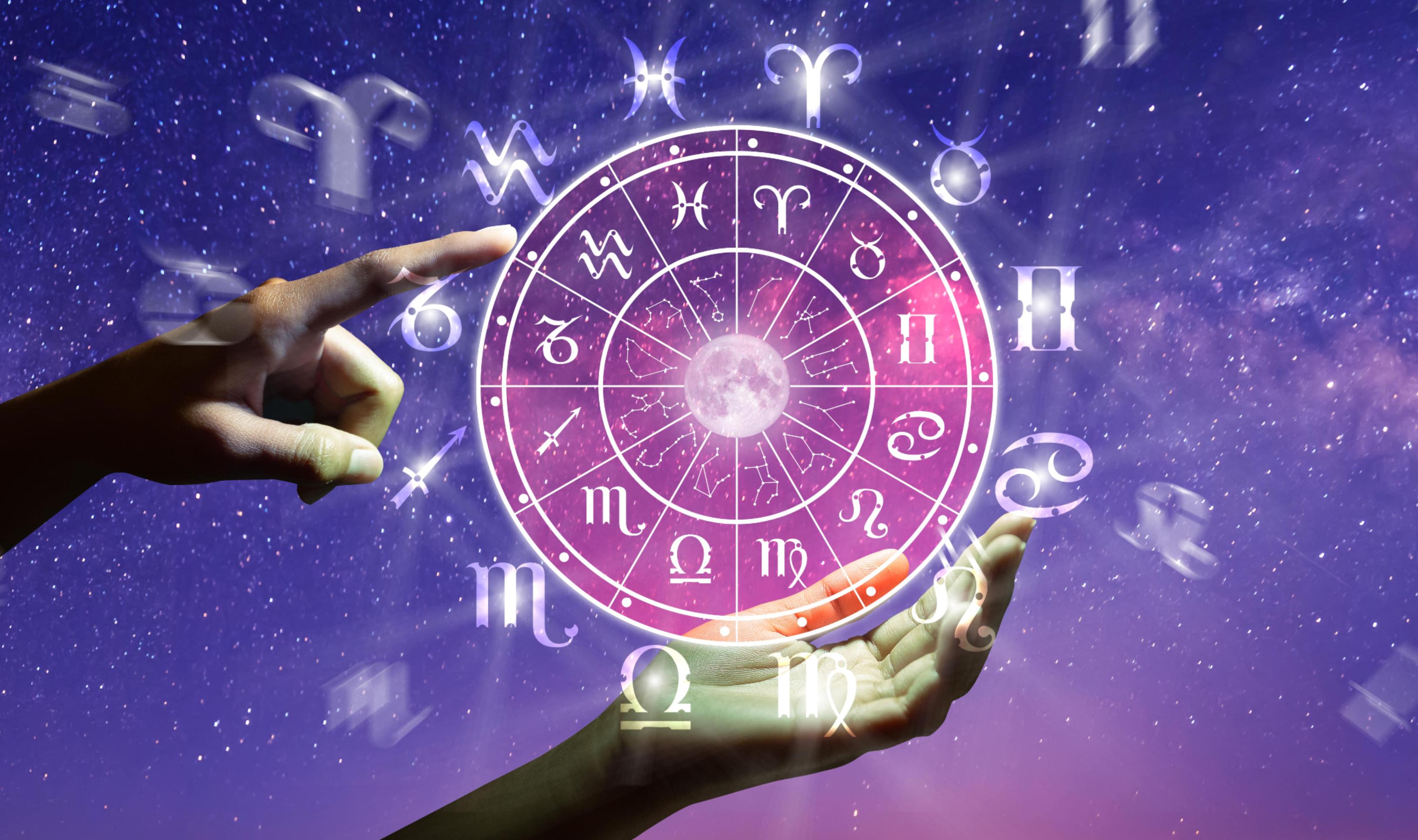 foto cu fundal alnastru stele si harta horoscopului cu zodiile