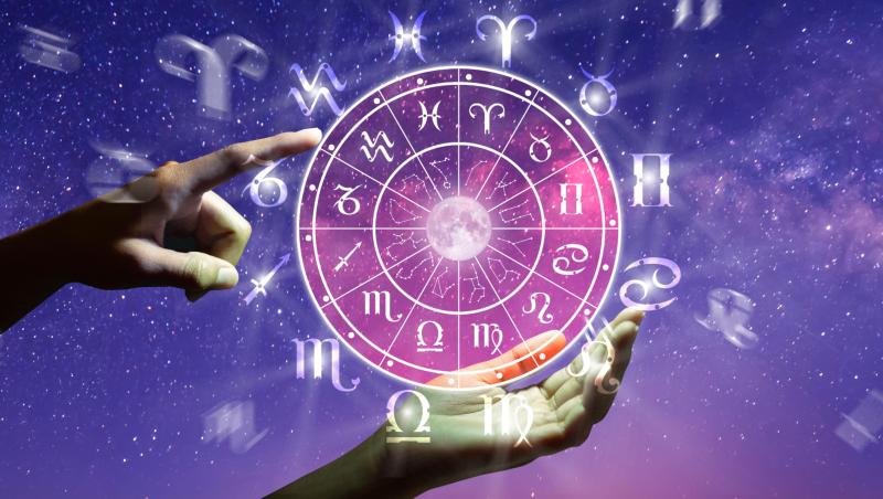 foto cu fundal alnastru stele si harta horoscopului cu zodiile