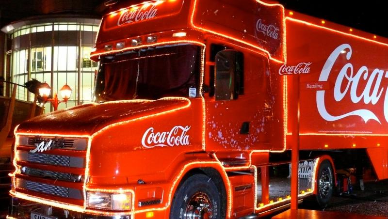 VIDEO. Camionul Coca-Cola al lui Moș Crăciun a luat foc într-o zonă intens circulată din Capitală. Imaginile au devenit virale