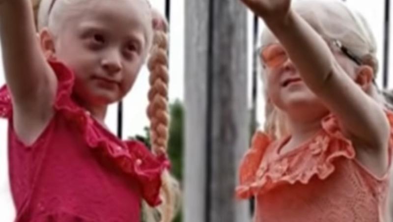 Cum arată acum primii gemeni cu albinism din Argentina care au uimit pe toată lumea. Fetele cu părul alb ca zăpada au făcut 4 ani