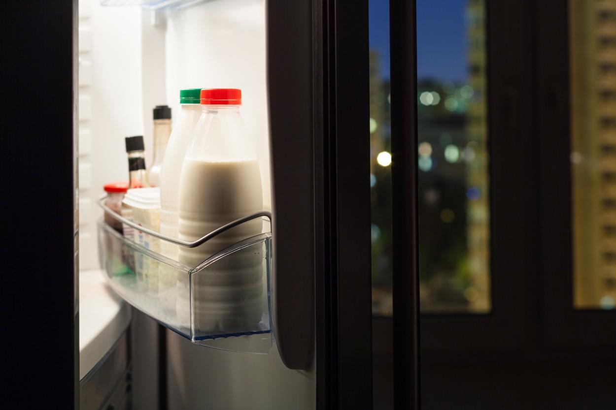 Greșeala pe care o faci când pui laptele în frigider. Cei mai mulți oameni îl depozitează unde nu trebuie