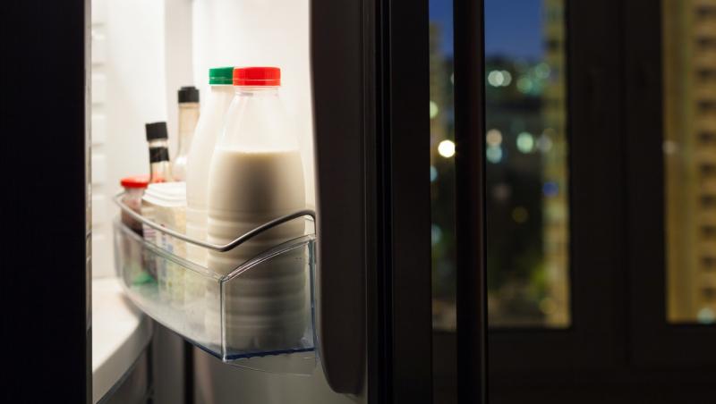 sticle de lapte asezate in usa frigiderului