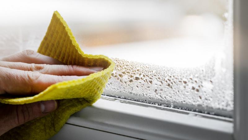 Cum scapi de condensul de pe geamurile termopan. Soluție ieftină și eficientă pentru umezeală și mucegai
