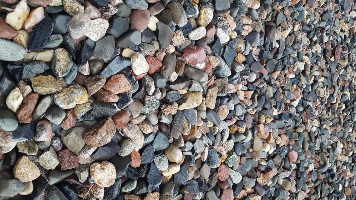 imagine cu numeroase roci si pietre