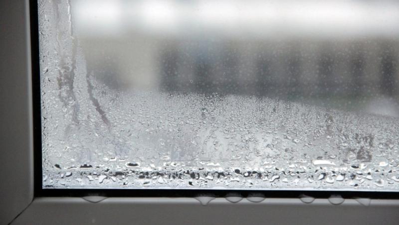 Condensul de pe geamuri poate fi eliminat extrem de simplu și rapid, cu un ingredient din bucătărie