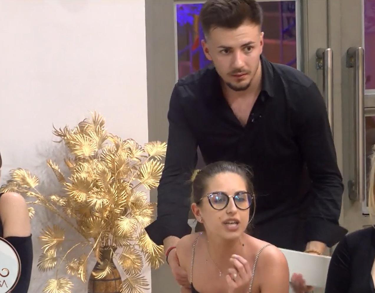 Miruna supărată și Cosmin în spatele ei