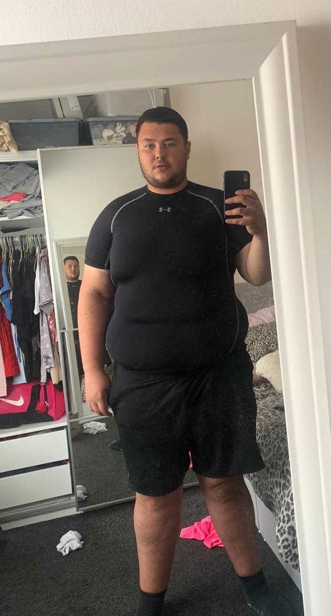 imagine cu lewis carr facand selfie in oglinda