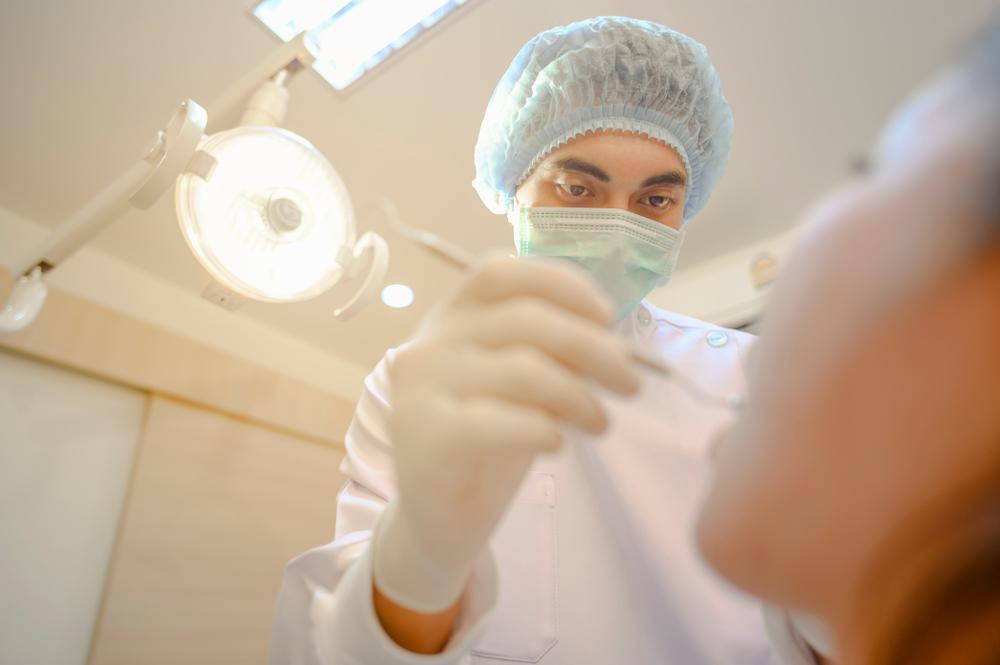 dentist care lucreaza in gura unei femei