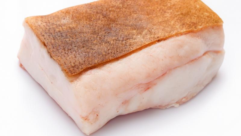 În plin sezon, se aplică aceeași regulă și pentru carnea de porc, așa cum în perioada sărbătorilor pascale mielul ajunge să aibă prețuri uluitoare! Delicatesele de la porc sunt șoriciul și slănina, care dacă altă dată puteau fi cumpărate la prețuri ce nu puneau presiune pe buzunar, în prezent românii se uită de două ori!