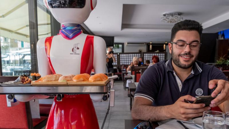 Cafeneaua viitorului se deschide în Dubai. Cum arată robotul cu trăsături de model care va servi clienții
