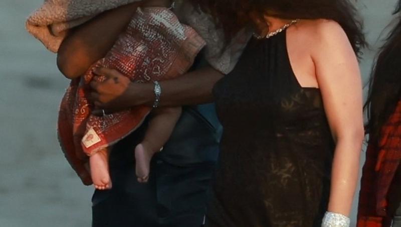 Rihanna, prima apariție cu băiețelul ei. Cum l-a surprins pe copil în clipul simpatic postat pe rețelele de socializare