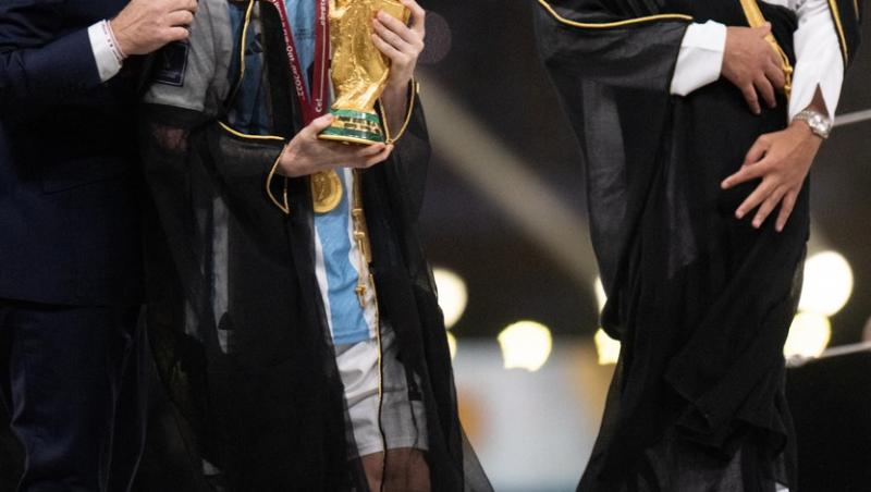 Ce semificație are mantia neagră cu care emirul Quatarului l-a îmbrăcat pe Messi. Gestul controversat, aspru criticat de fani