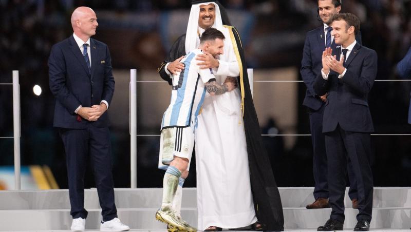 Cine e românca de pe scena Cupei Mondiale din Qatar. Focoasa brunetă a ținut trofeul lui Messi, înainte de a-i fi înmânat
