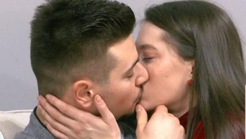 Gabriela și Valentin s-au ținut de mână în ediția Mireasa din 21 decembrie 2022. Cei doi tineri s-au sărutat și ieri, însă fata a spus că nu mai formează un cuplu.