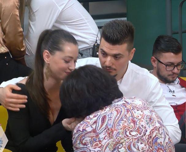 gabriela si valentin alaturi de doamna flori cand stau de vorba dupa impacare