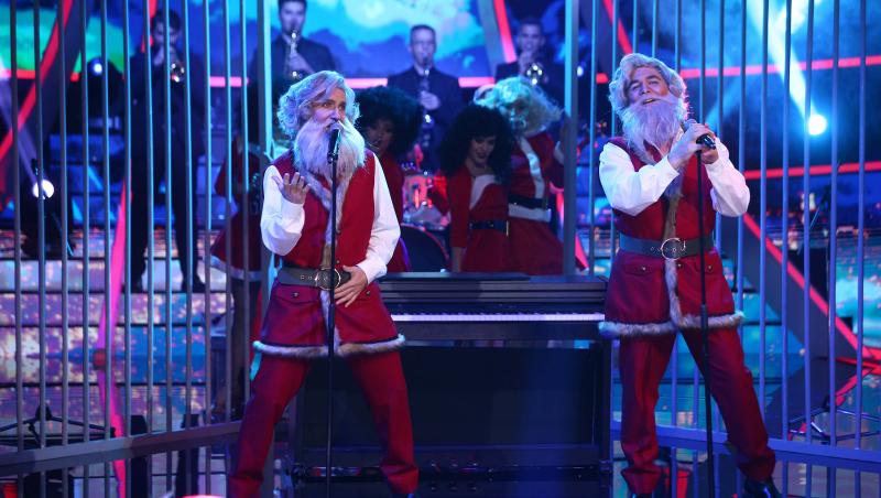 Prezentatorii celui mai îndrăgit matinal au acceptat provocarea Te cunosc de undeva! și s-au transformat în actorul Kurt Russell cu piesa „Santa Claus Is Back In Town”