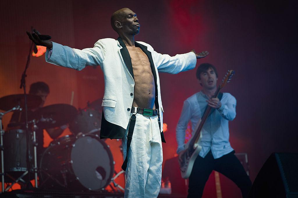 Maxi Jazz pe scenă într-un costum alb