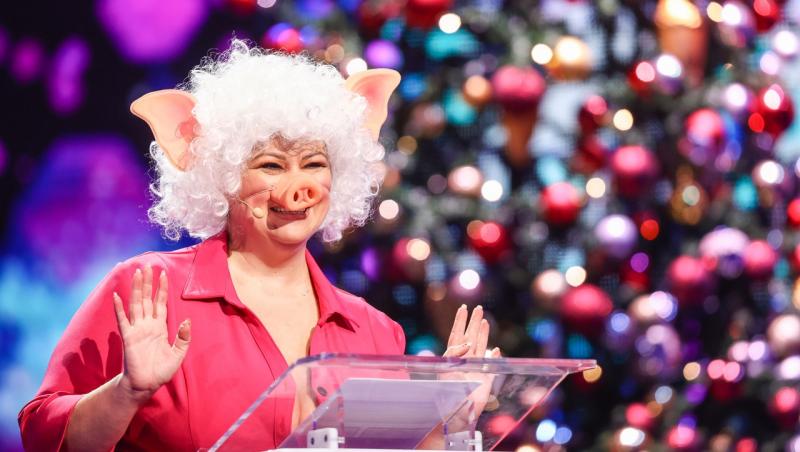 iUmor sezonul 13, Gala de Crăciun. Ștefana Badiu, în rolul lui Miss Piggy, satiră la adresa societății: „Porcii care ne conduc”